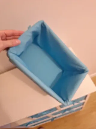 Mueble con 6 cestos de mimbre y madera