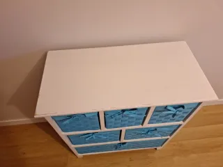 Mueble con 6 cestos de mimbre y madera