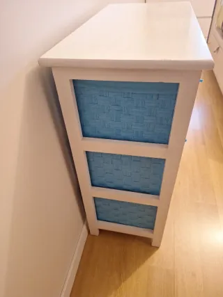 Mueble con 6 cestos de mimbre y madera