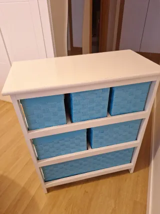 Mueble con 6 cestos de mimbre y madera