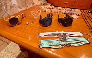 Set di gioielli: collane, orecchini, bracciali, per uomo e donna