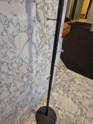 Perchero Metálico Negro con 10 ganchos para colgar