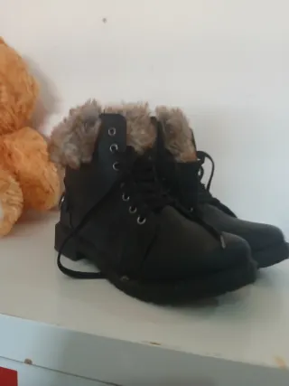 Botas negras con pelo