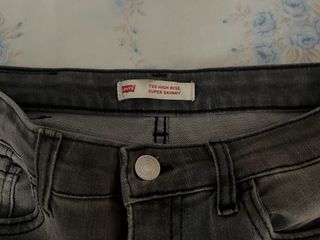 Pantalón Levis pitillo  Gris