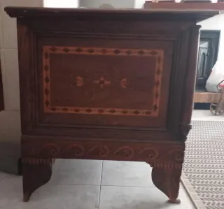 Arcón antiguo de marquetería