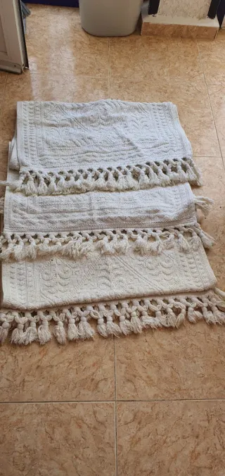 Tre tappeti di cotone con frange