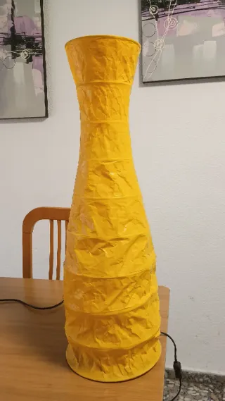 Lámpara de papel amarilla