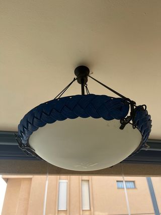 Lámpara de techo azul y blanca