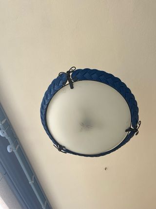 Lámpara de techo azul y blanca