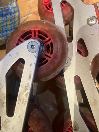 Patines en línea negros y rojos