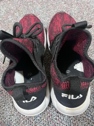 Zapatillas FILA rojas y negras – talla 44