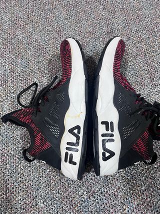 Zapatillas FILA rojas y negras – talla 44