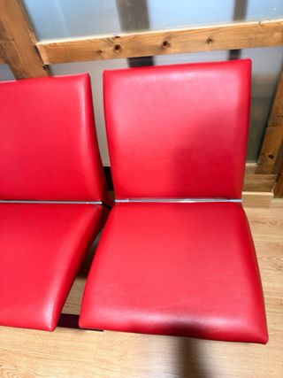 Sillones de oficina rojos y plateados