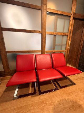 Sillones de oficina rojos y plateados