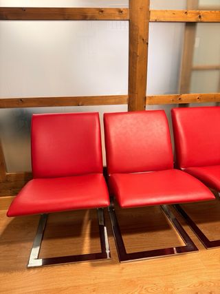 Sillones de oficina rojos y plateados