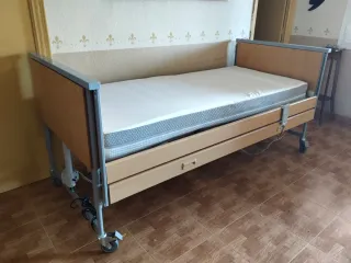 Cama ortopédica de madera y metal