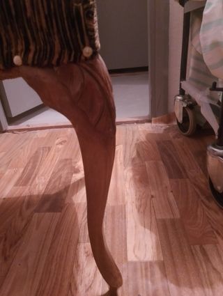 Silla de madera tallada