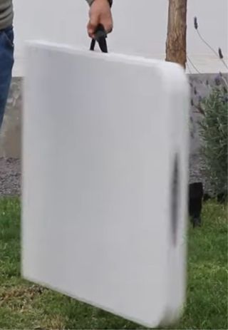 Mesa plegable blanca y gris