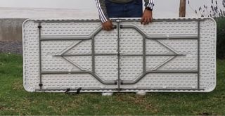 Mesa plegable blanca y gris