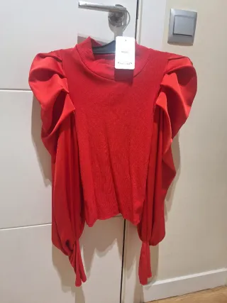 Blusa roja satén mangas abullonadas
