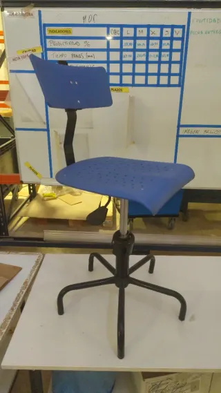 Silla de oficina ergonómica azul y negra
