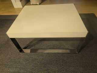 Mesa de centro moderna blanca y plateada