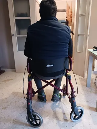 Andador/Silla de ruedas plegable.