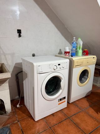 Lavadora blanca en buen estado