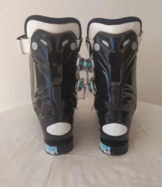 Botas de esquí negras y blancas y botas salomon