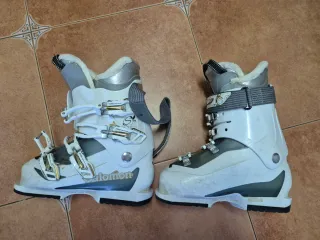 Botas de esquí negras y blancas y botas salomon