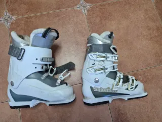 Botas de esquí negras y blancas y botas salomon