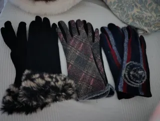 Guantes de lana con pelo 5 € cada par Los 3 x 10€