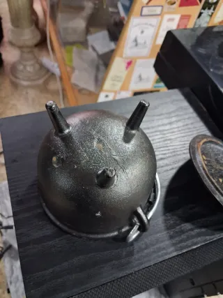 Antiguo pote pequeño de hierro fundido