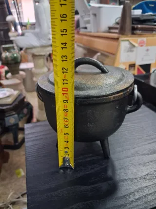 Antiguo pote pequeño de hierro fundido