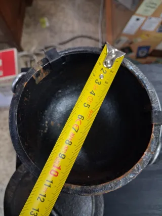 Antiguo pote pequeño de hierro fundido