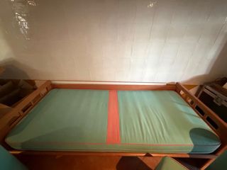 Divano letto in tessuto verde e arancione