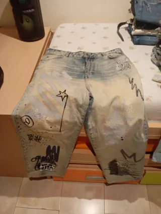 Pantalones vaqueros negros rotos