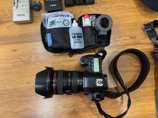 Canon EOS 5D Mark II + Lente 24-105mm + Accesorios