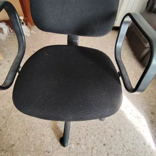 Silla de escritorio negra, en perfecto estado