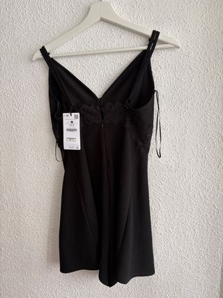 Mono negro con detalles de encaje