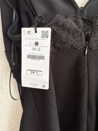 Mono negro con detalles de encaje