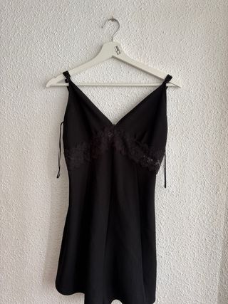 Mono negro con detalles de encaje