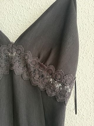 Mono negro con detalles de encaje