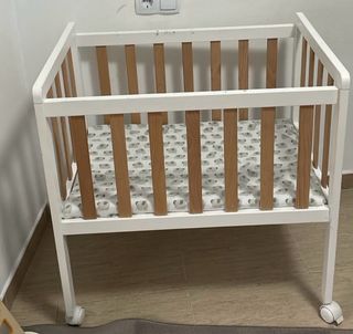 Cuna de bebé blanca y madera