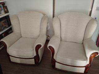 2 sillones de tela beige y madera