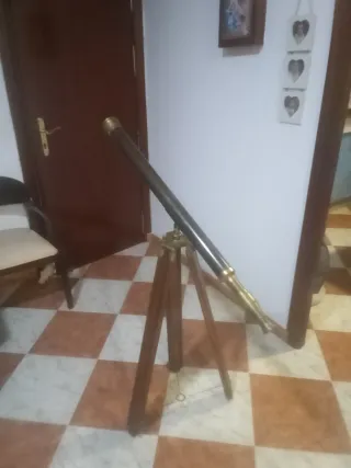 Catalejo antiguo con trípode