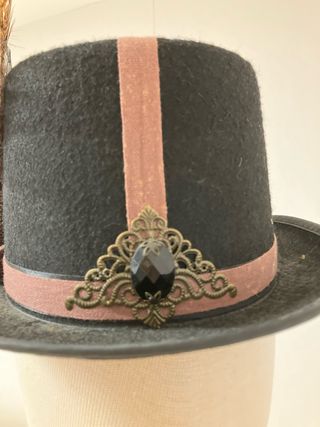 Sombrero de copa Steampunk con pluma y engranajes