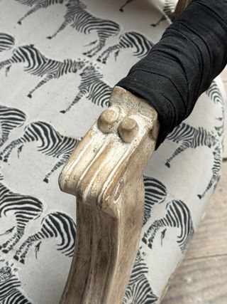 Silla de madera con brazos y estampado cebra