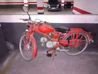 Moto Guzzi Hispania 65cc Clásica Roja