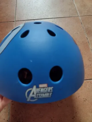 Casco infantil azul Marvel
